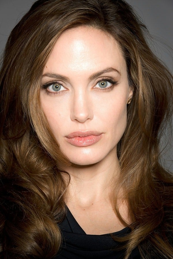 Анджелина Джоли – погребален агент