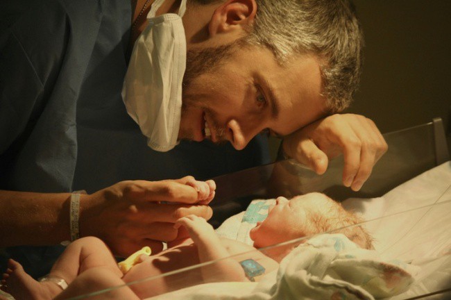 Първата среща между баща и новородено