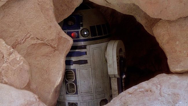 R2-D2 издава звуци на бебе