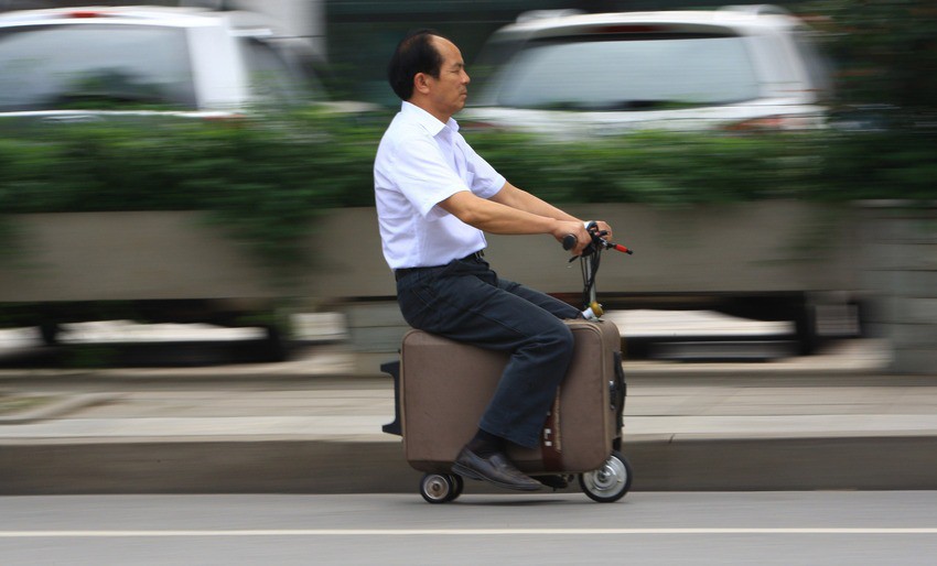 Моторизиран скутер-куфар