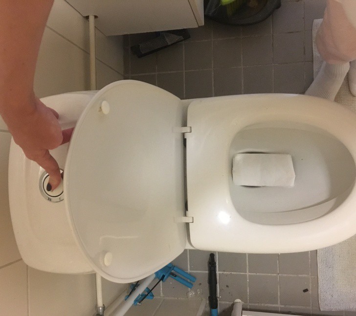 Тоалетна хартия в тоалетната