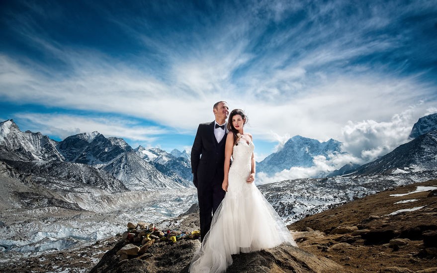 Двойка сключва брак на връх Еверест и снимките са ИЗУМИТЕЛНИ!