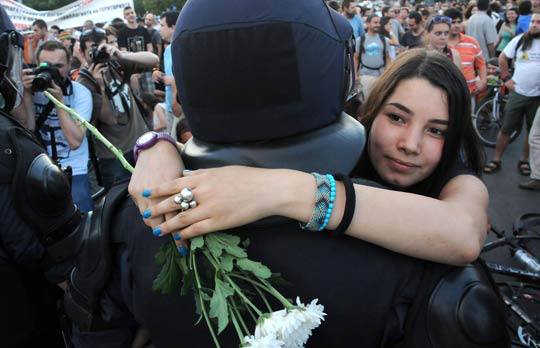 Прегръдките на протестиращите и полицаите