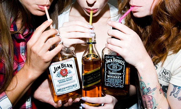 10 причини мъжете да се влюбват в момичета, които пият уиски