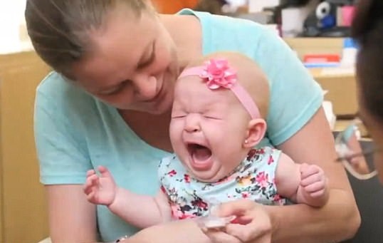 Майка скандализира обществото, пробивайки ушите на 4-месечното си бебе