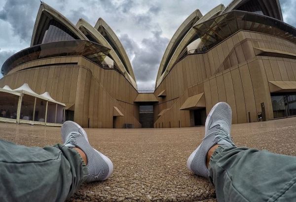 Фотограф покорява интернет, като заснема краката си на някои от най-невероятните места по света