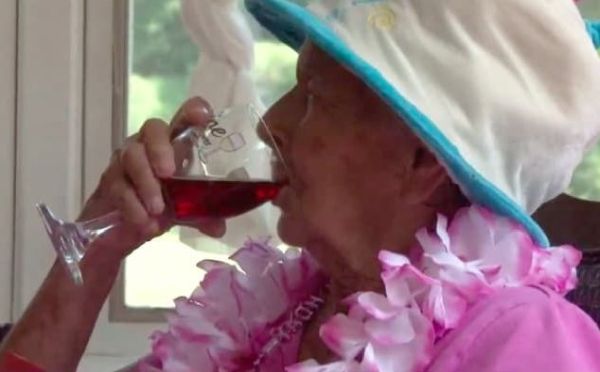 Тайната на живота: 100-годишна жена твърди, че виното е причина за дългия ѝ живот