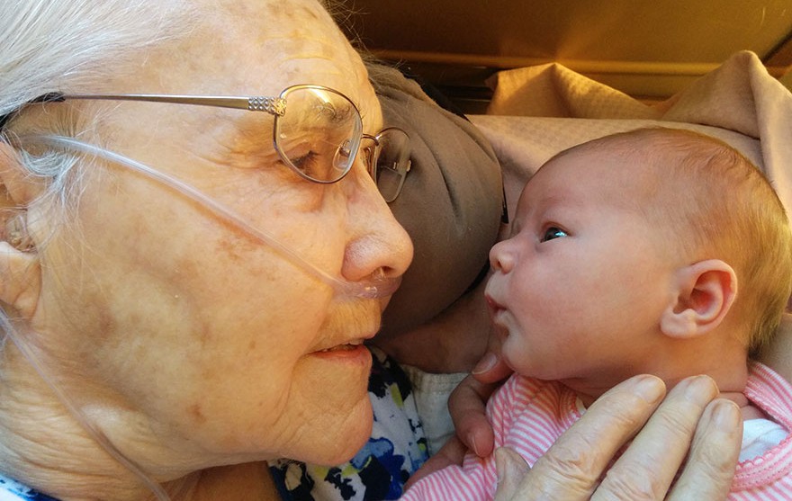 Сърцераздирателният момент, в който баба на 92 г. се среща за първи път с внучката си