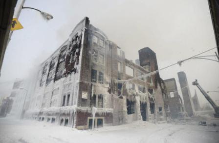 Пожар превърна изоставена сграда в леден дворец (Снимки)