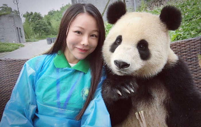 Запознайте се с пандата, която обича да си прави селфита