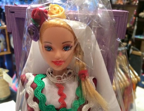 Българи създадоха кукла Барби с народна носия