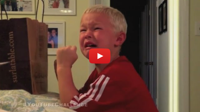 Реакциите на децата, когато им кажеш, че си изял лакомствата им за Хелоуин (ВИДЕО)
