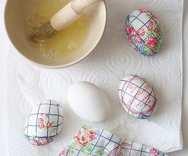 Великденски яйцa в салфетка