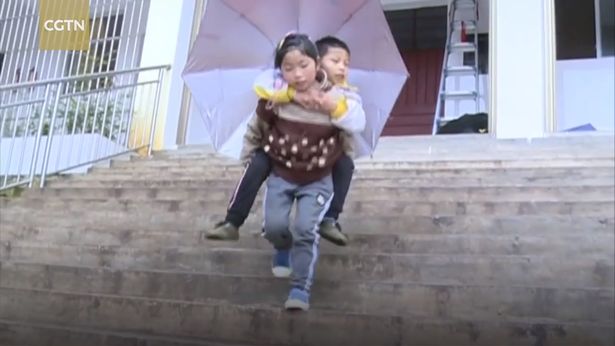 Трогателно: Малко момиче носи братчето си всеки ден до училище