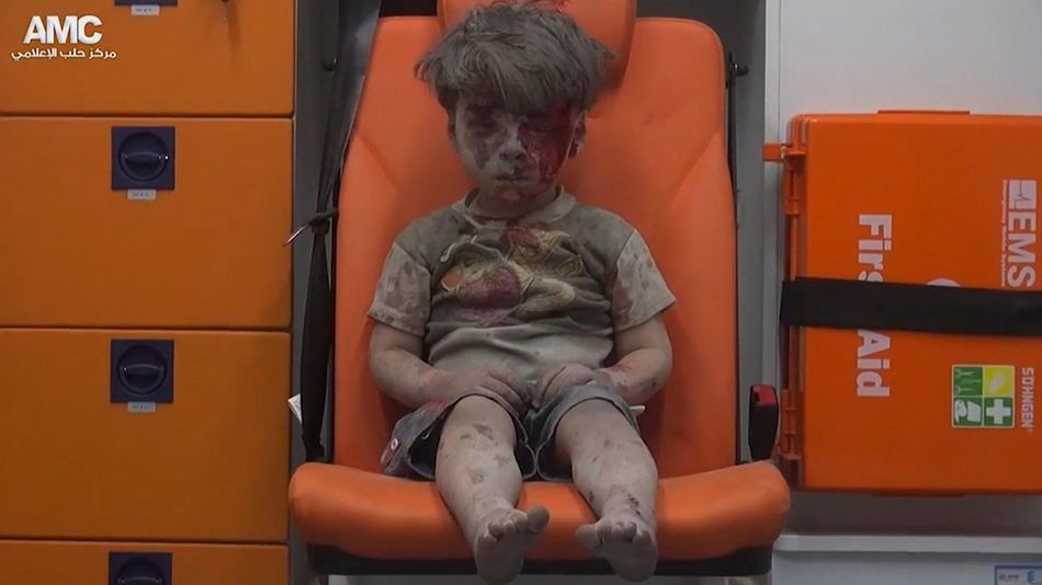 Сърцераздирателната снимка на това момченце ни припомни, че светът е война
