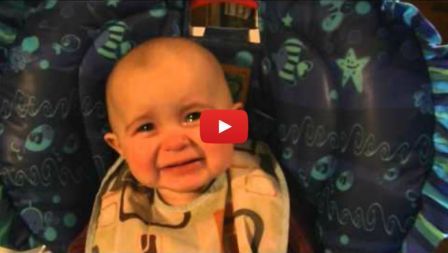 Емоциите на 10-месечно бебе, което слуша изпълнението на майка си (Видео)