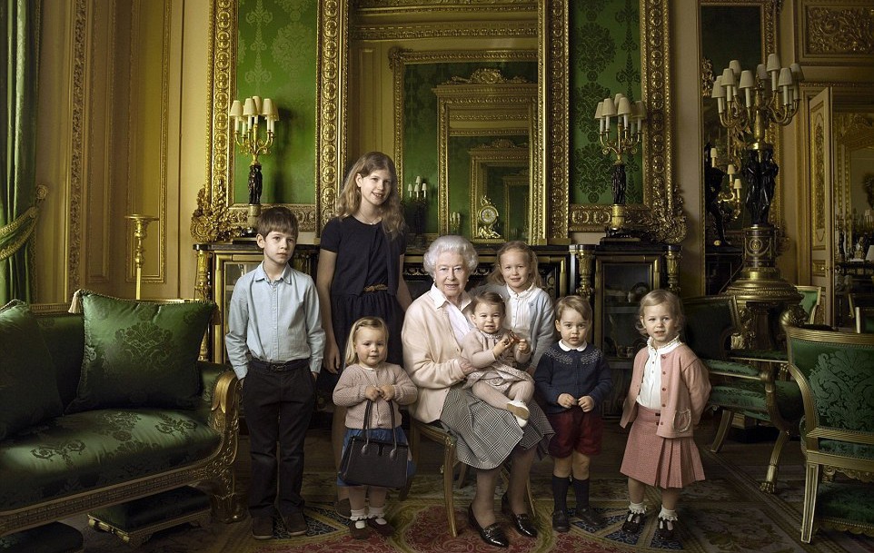 Елизабет Втора отпразнува 90-ата си годишнина с 3 кралски портрета