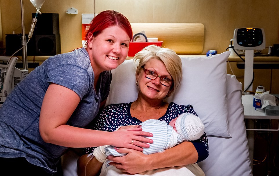 46-годишна жена роди собствения си внук, за да помогне на болната си дъщеря