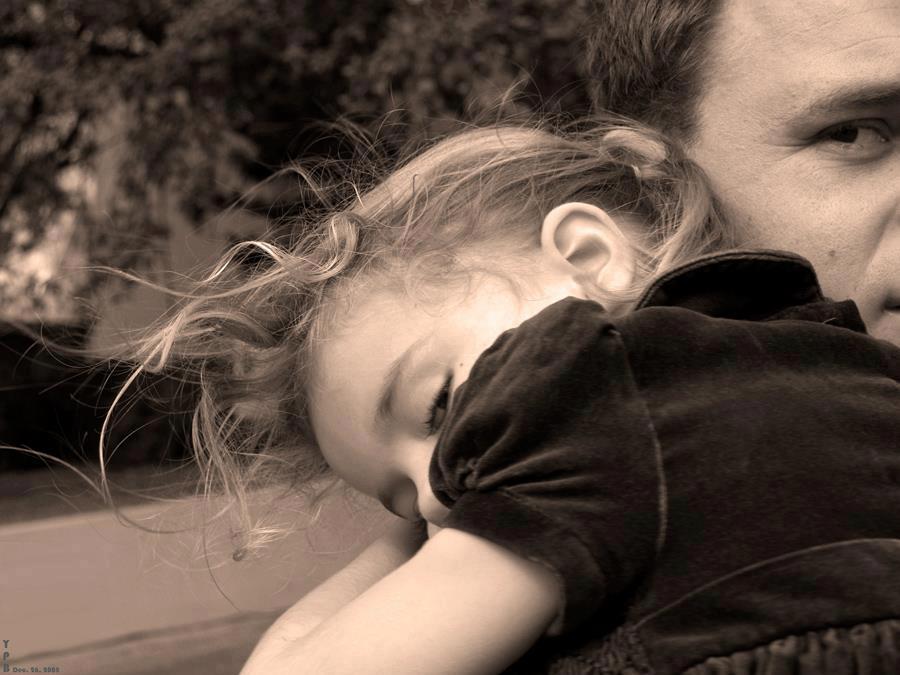 Дочь с повязкой на глазах отдается своему отцу под контролем матери