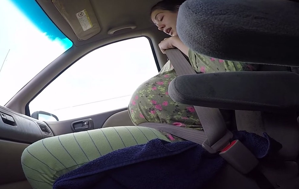 Изумително видео показва как жена ражда в кола по пътя за болницата (16+)