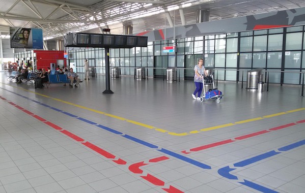 За какво са цветните ленти на летището в София?