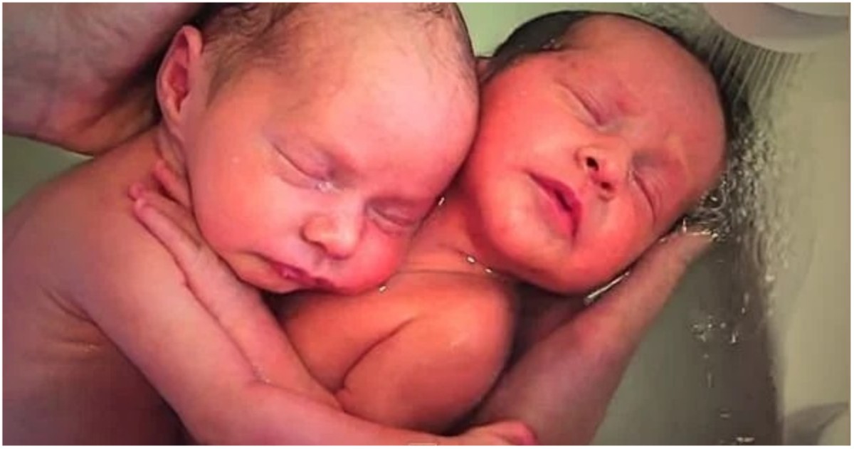 Невероятно: Новородени близначета остават гушнати след раждането като в корема на мама (ВИДЕО)