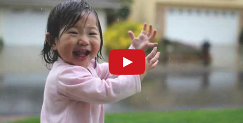 Малко момиченце се среща с дъжда за първи път (Видео)