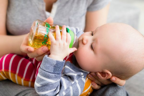 Американски педиатри съветват: Без плодови сокове през първата година на детето