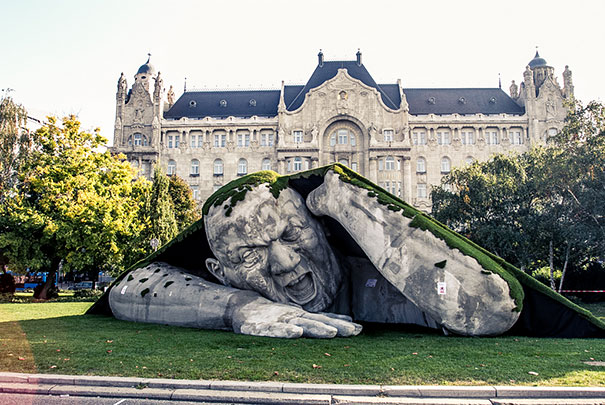 Гигантска скулптура изпълзя на площада в Будапеща