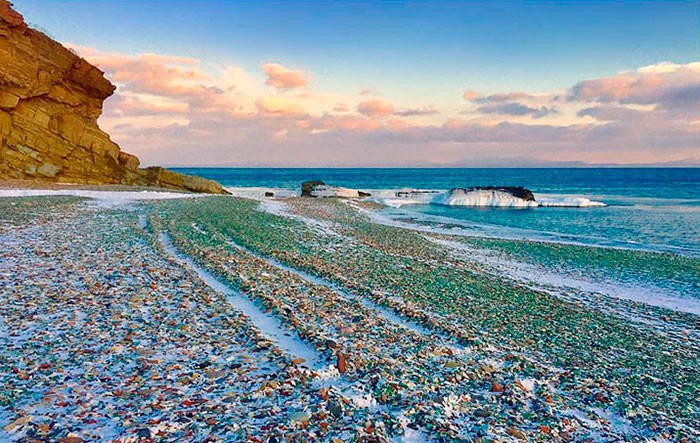 Вижте невероятния Стъклен плаж в Русия