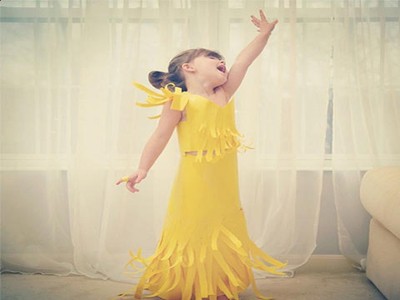 4-годишно момиче пресъздава роклите на звездите от хартия
