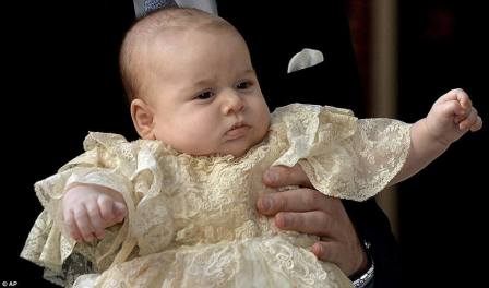 Кръщенето на принц Джордж скандализира кралските традиции