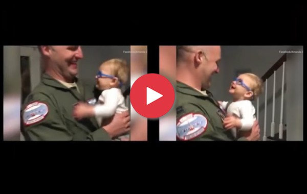 Малко слънчице: Прекрасният момент, в който бебе вижда баща си за първи път с новите си очила