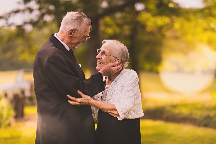 Неразделни от първия миг: Въздрастна двойка отпразнува своята 65-та годишнина