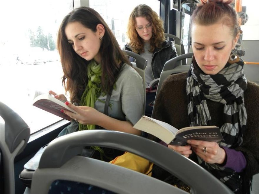 Чудесна хрумка: Четенето на книга осигурява безплатен билет за градския транспорт