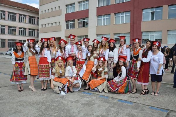 Похвално: Българските традиции са запазени при съвременните абитуриенти