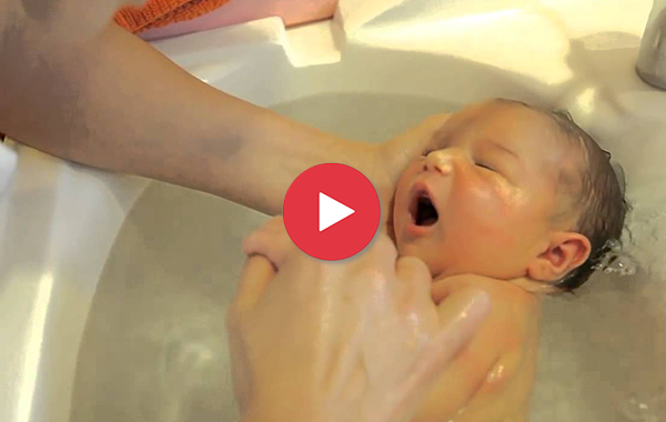 Това видео на къпане на новородено ще ви остави безмълвни
