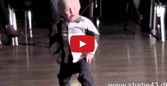 2-годишно момченце обра овациите с танц на Елвис Пресли