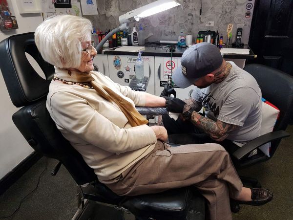 Жена прави първата си татуировка на 82 години в памет на съпруга си