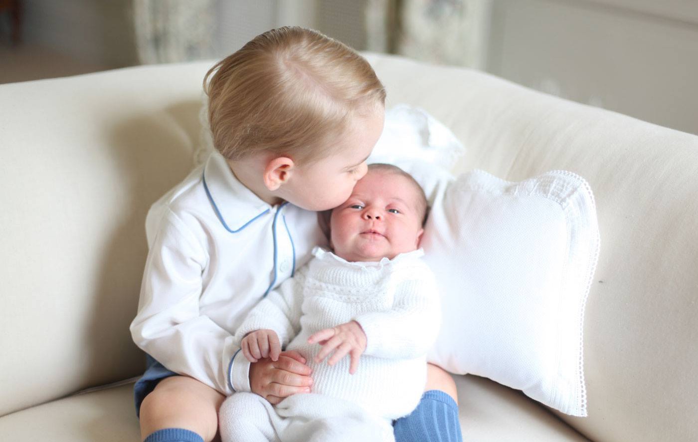 Очарователно: Първи кадри на принц Джорд и малката му сестричка