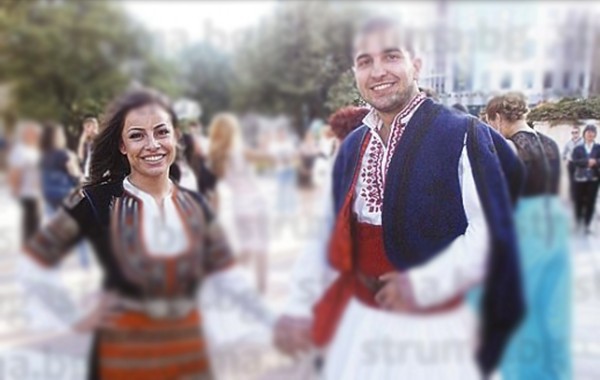 Прекрасната българска традиция продължава: Да отидеш на бал с народна носия