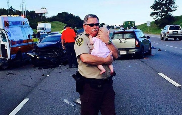 Снимката, която разчувства всички: Полицай утешава бебе след тежка катастрофа
