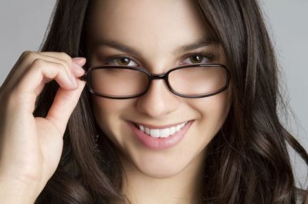 Как да се гримирате, ако носите очила