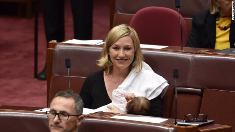Да бъдеш майка преди всичко: Австралийски политик кърми в парламента
