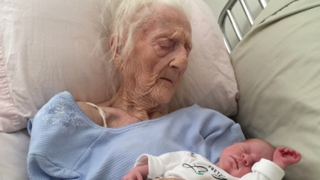 Снимка на баба и внуче трогна социалните мрежи