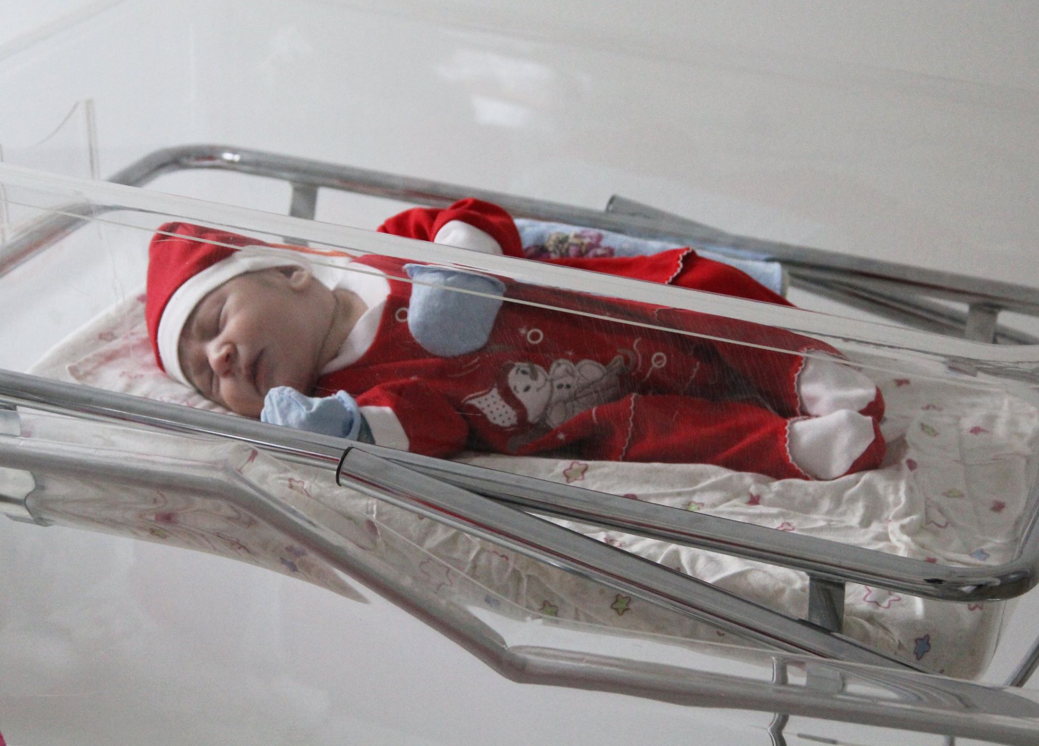 Български болници облякоха новородените си бебчета като мънички джуджета