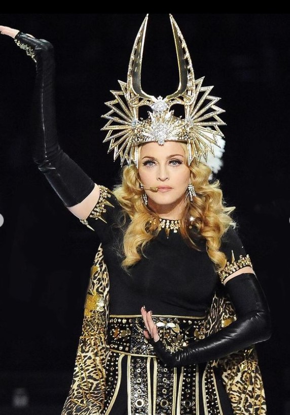 Мадона хвърля дрехите на дъщеря си