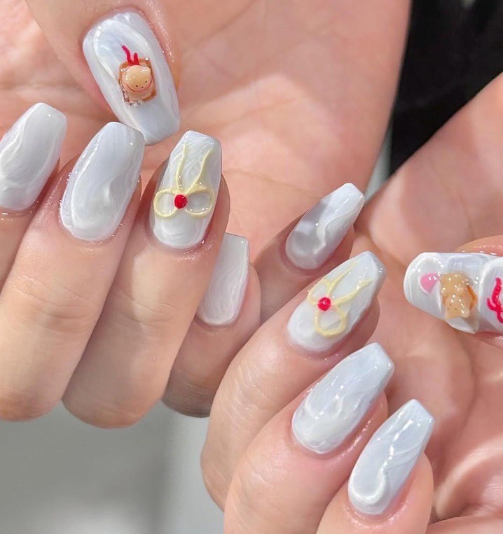 Маникюр с плюшено мече