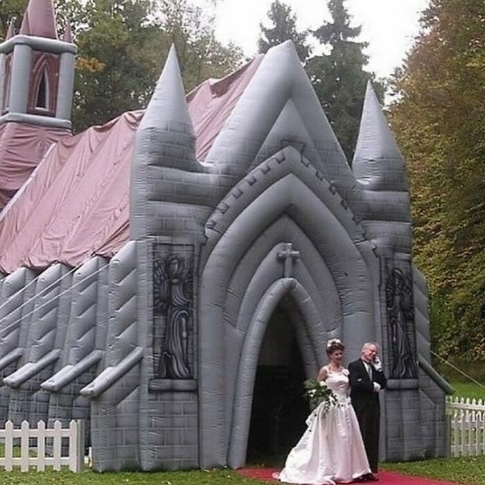 Сватба в надуваем замък