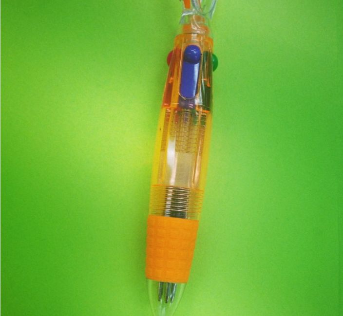 Химикалка с различни цветове